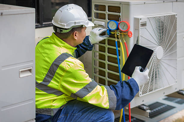 Professional Hvac technician working in Williston, FL